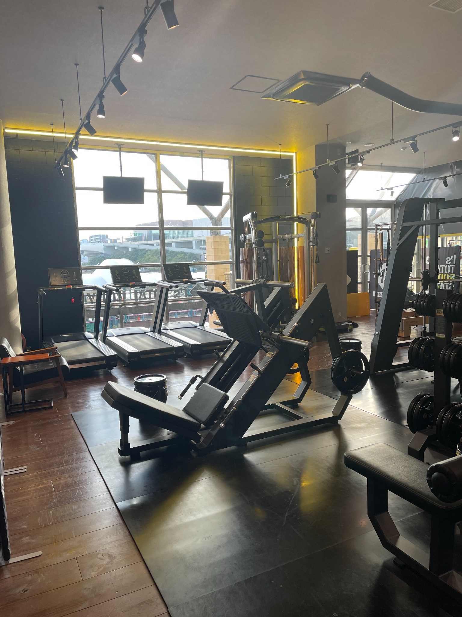 開放感のあるベイサイド店のジム空間